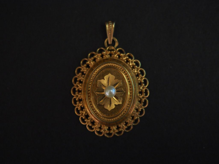 Pendentif Napoléon III en or jaune, à décor en son centre d'une perle.