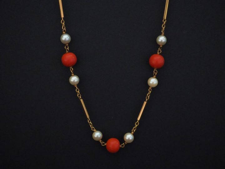 Collier souple en or jaune, perles de corail et perles blanches.  Long
