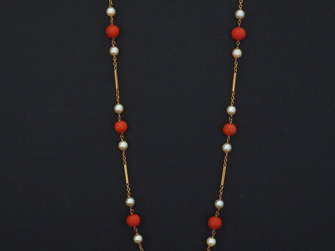 Collier souple en or jaune, perles de corail et perles blanches.  Long
