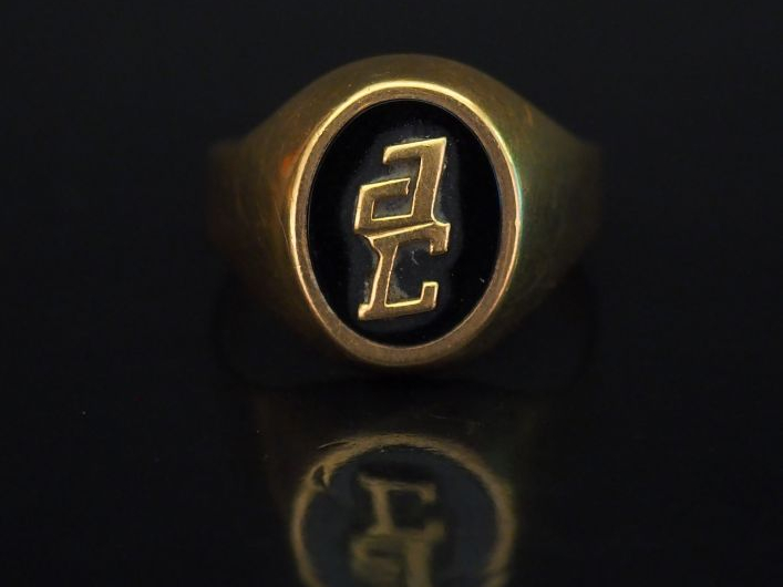Bague chevalière d'homme en or jaune et onyx noir, à décor de monogram