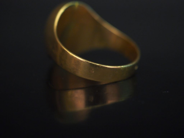 Bague chevalière d'homme en or jaune et onyx noir, à décor de monogram