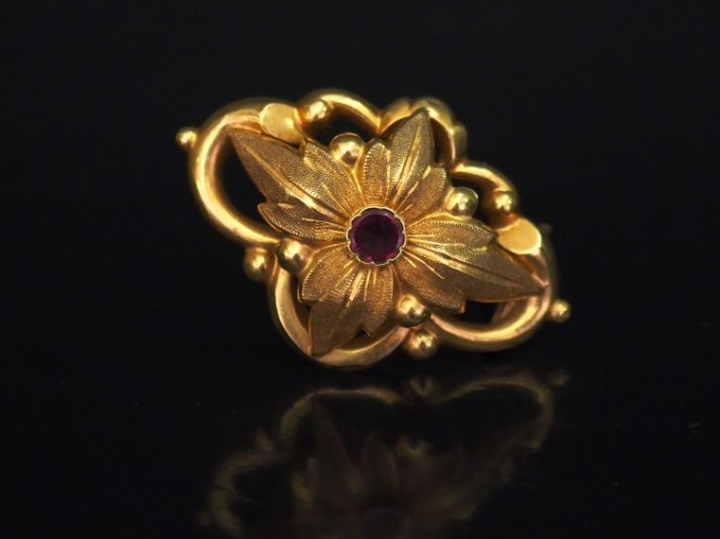 Broche Napoléon III en or jaune, à décor ajouré de fleur épanouie sert