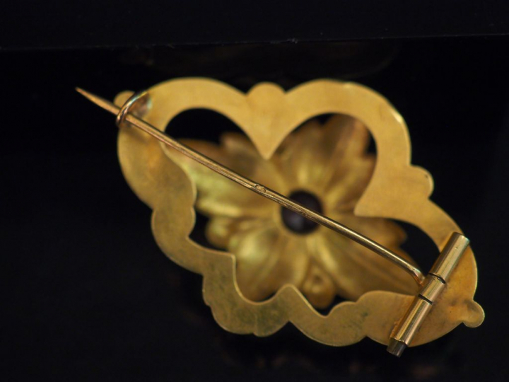 Broche Napoléon III en or jaune, à décor ajouré de fleur épanouie sert