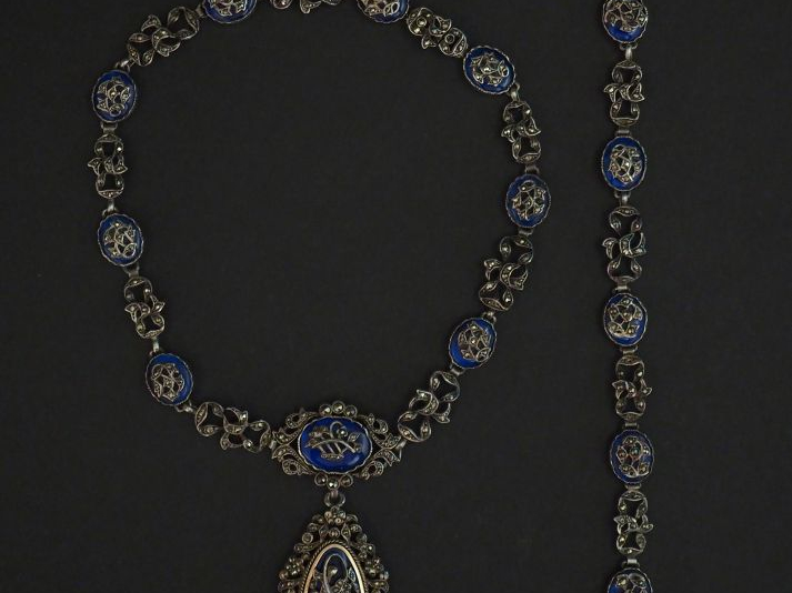 Demi-parure en argent, émail bleu nuit et marcassite, à décor de nœuds