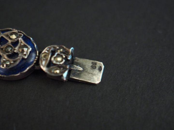 Demi-parure en argent, émail bleu nuit et marcassite, à décor de nœuds