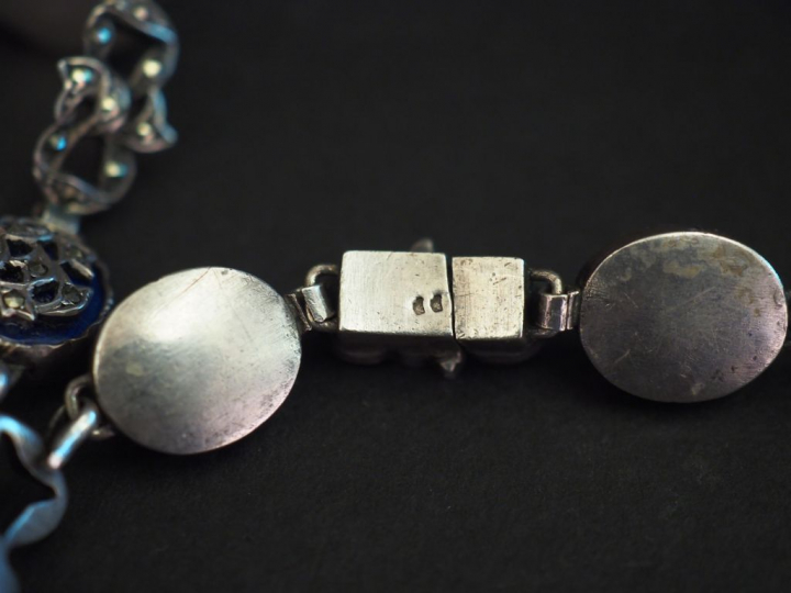 Demi-parure en argent, émail bleu nuit et marcassite, à décor de nœuds