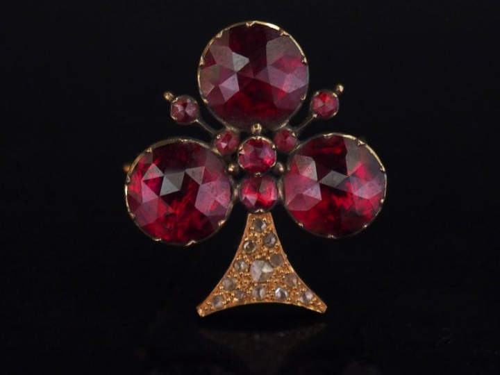 Broche en or jaune en forme de trèfle à trois feuilles, sertie de gren