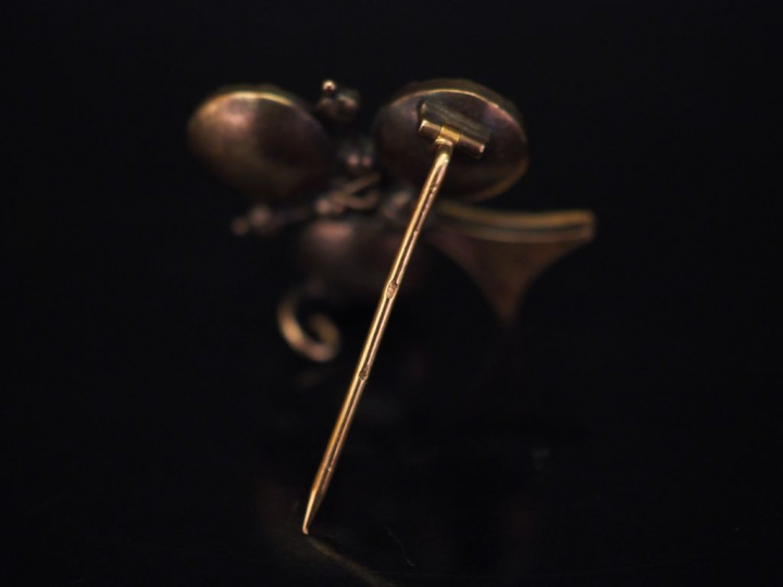 Broche en or jaune en forme de trèfle à trois feuilles, sertie de gren