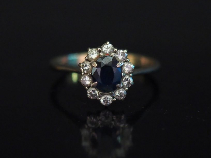 Bague de forme marguerite en or blanc, sertie en son centre d'un saphi