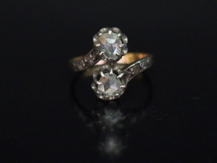 Bague dite "Toi   Moi" en or jaune, sertie de deux diamants tailés en 