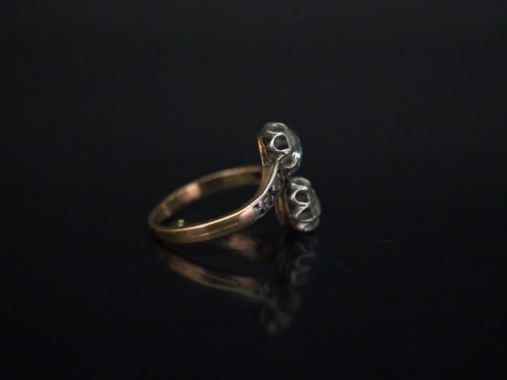 Bague dite "Toi   Moi" en or jaune, sertie de deux diamants tailés en 