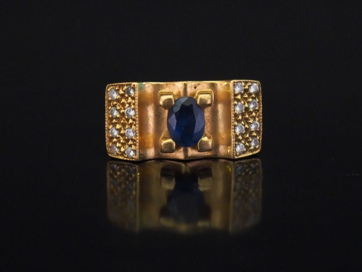 Bague tank en or jaune, sertie en son centre d'une pierre bleue et de 