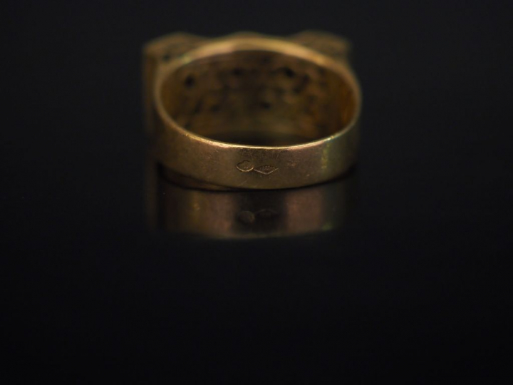 Bague tank en or jaune, sertie en son centre d'une pierre bleue et de 