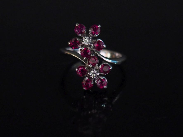 Bague dite "Toi   Moi" en or blanc, à décor de marguerites serties d'u