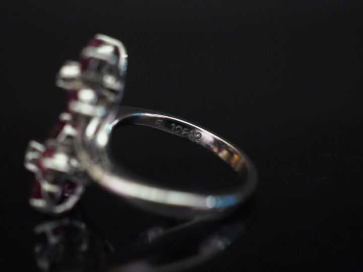 Bague dite "Toi   Moi" en or blanc, à décor de marguerites serties d'u