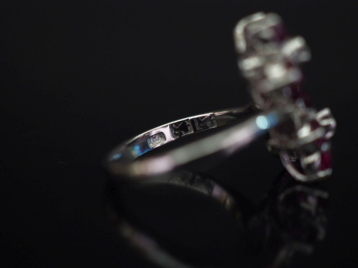 Bague dite "Toi   Moi" en or blanc, à décor de marguerites serties d'u