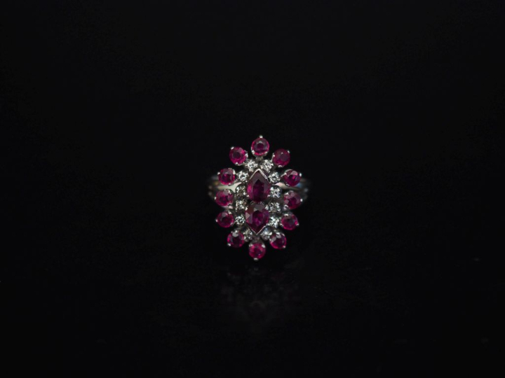 Bague en or blanc, sertie de rubis dont deux taillés en poire et de pe