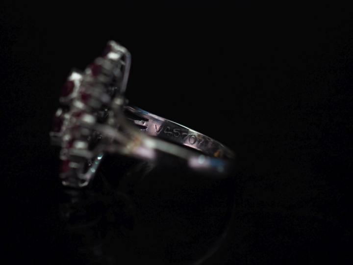 Bague en or blanc, sertie de rubis dont deux taillés en poire et de pe