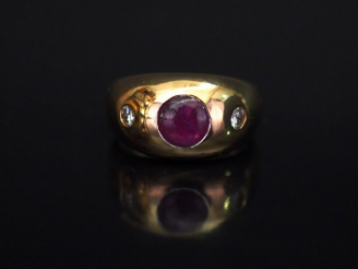 Vente aux enchères Bague jonc de forme légèrement bombée en or jaune, sertie en son centr