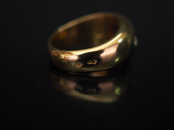 Bague jonc de forme légèrement bombée en or jaune, sertie en son centr