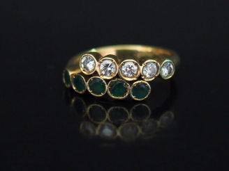 Vente aux enchères Bague de forme stylisée en or jaune, ornée d'une lignes de cinq diaman