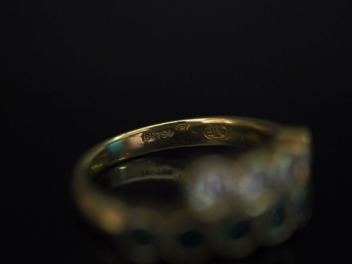 Bague de forme stylisée en or jaune, ornée d'une lignes de cinq diaman