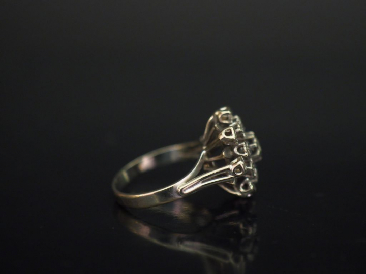 Bague en or blanc en forme de fleur épanouie, sertie d'un diamant cent