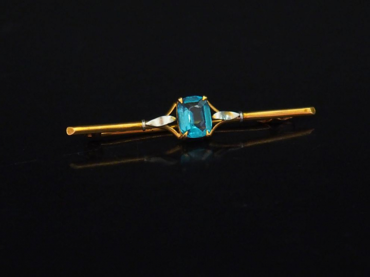 Broche barrette deux tons d'or, sertie en son centre d'un quartz bleu 