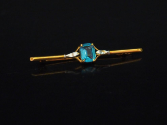Vente aux enchères Broche barrette deux tons d'or, sertie en son centre d'un quartz bleu 