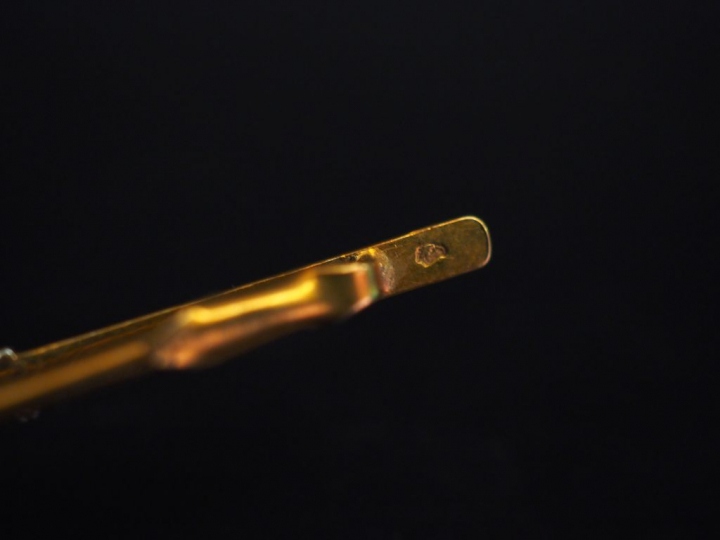 Broche barrette deux tons d'or, sertie en son centre d'un quartz bleu 