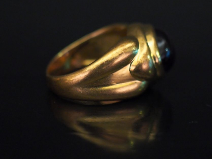 Bague dôme en or jaune, sertie en son centre d'une pierre mauve (améth