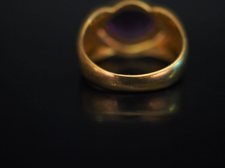Bague dôme en or jaune, sertie en son centre d'une pierre mauve (améth