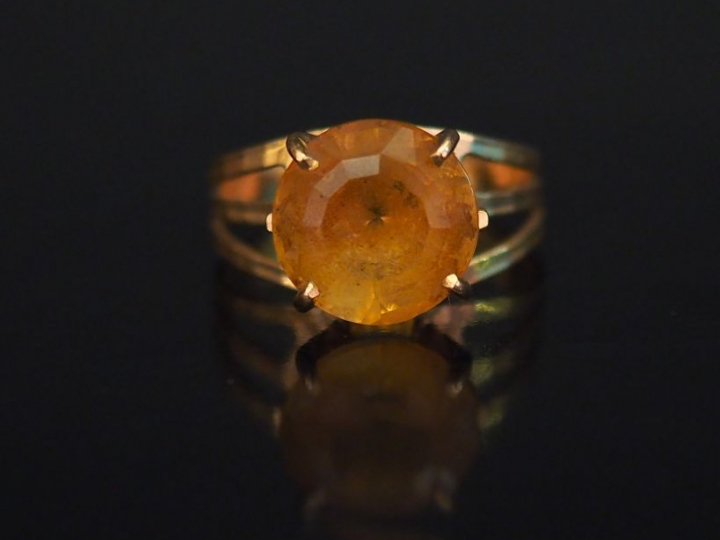 Bague en or jaune, sertie en son centre d'un quartz.  TDD. Poids tel. 