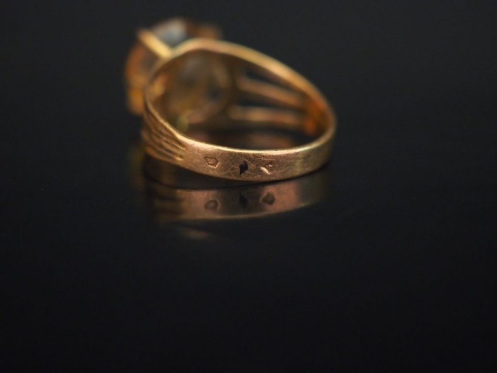 Bague en or jaune, sertie en son centre d'un quartz.  TDD. Poids tel. 