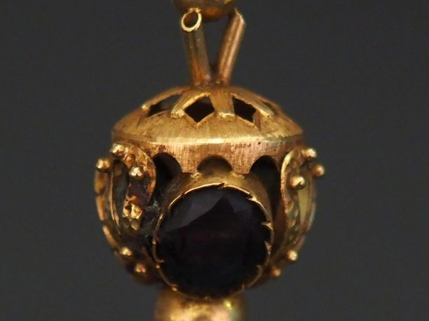 Pendentif ajouré en or jaune, serti de trois améthystes (?). H. 3 cm P