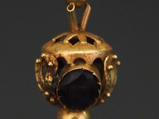 Vente aux enchères Pendentif ajouré en or jaune, serti de trois améthystes (?). H. 3 cm P