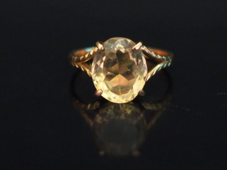 Vente aux enchères Bague en or jaune, sertie en son centre d'un quartz.  Jolie monture aj