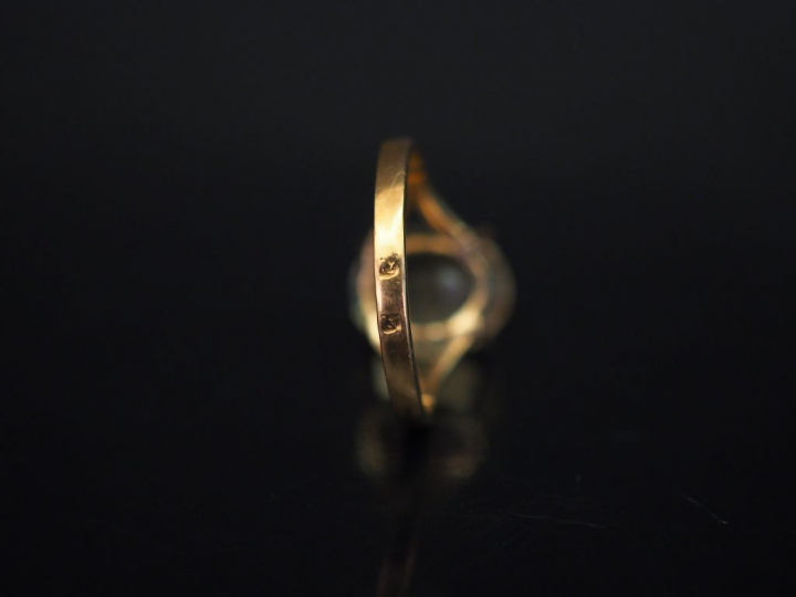 Bague en or jaune, sertie en son centre d'un quartz.  Jolie monture aj