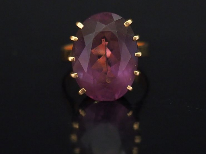 Bague en or jaune, sertie en son centre d'une améthyste. TDD.  Poids t