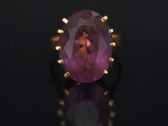 Vente aux enchères Bague en or jaune, sertie en son centre d'une améthyste. TDD.  Poids t