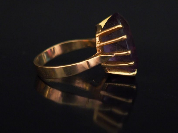 Bague en or jaune, sertie en son centre d'une améthyste. TDD.  Poids t