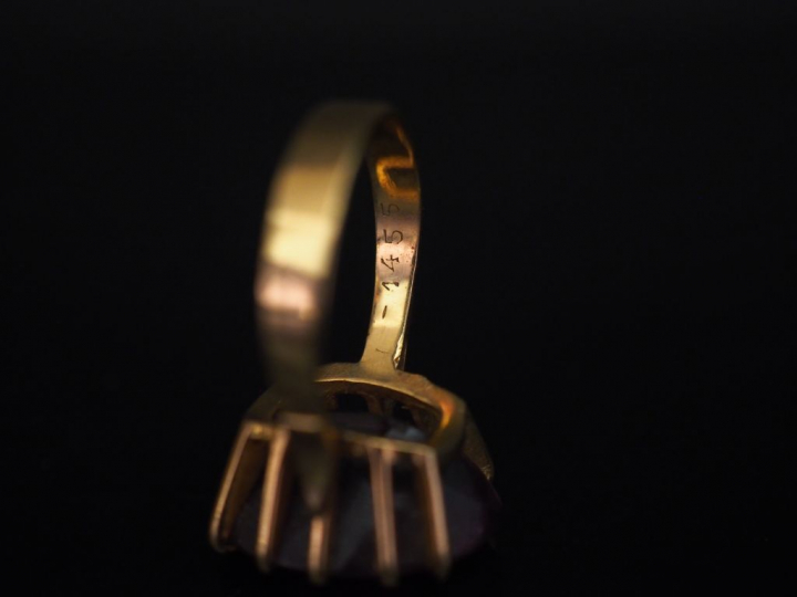 Bague en or jaune, sertie en son centre d'une améthyste. TDD.  Poids t