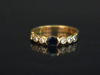 Vente aux enchères Petite bague en or jaune, sertie en son centre d'une pierre bleue épau