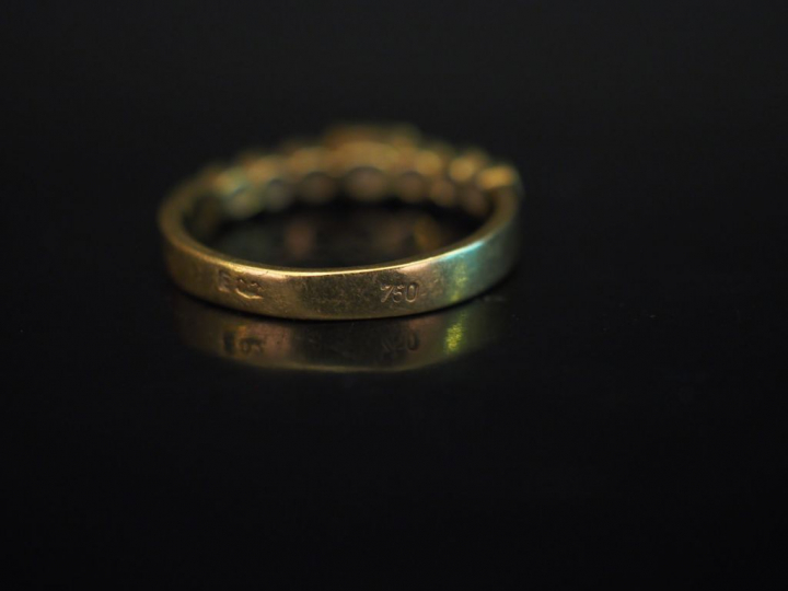 Petite bague en or jaune, sertie en son centre d'une pierre bleue épau