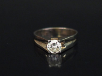 Vente aux enchères Bague en or blanc 9k, sertie en son centre d'un diamant de 0,4 ct envi