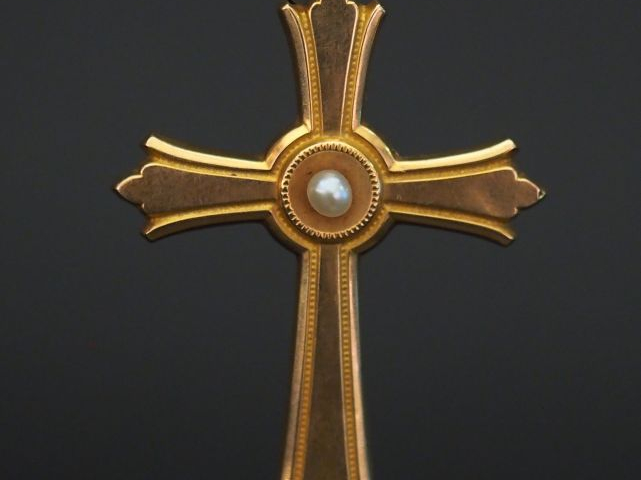 Pendentif Napoléon III en or jaune, en forme de croix sertie en son ce