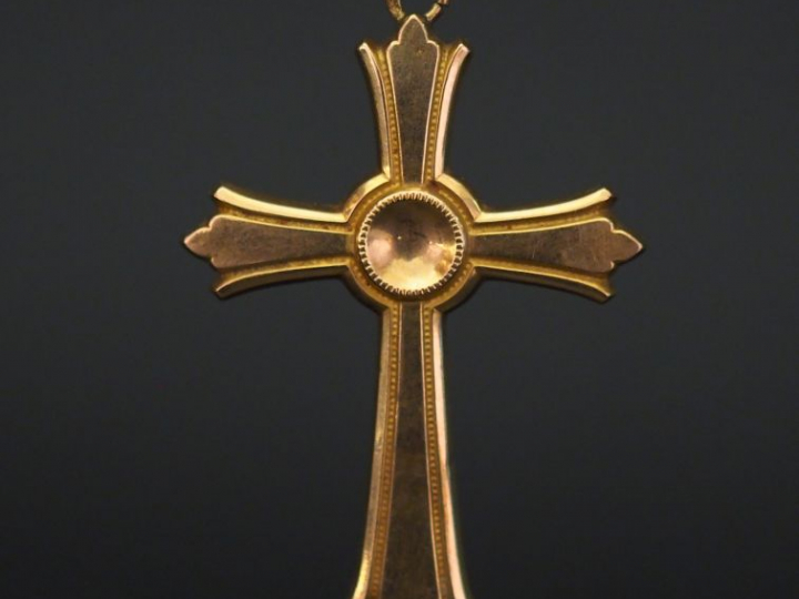 Pendentif Napoléon III en or jaune, en forme de croix sertie en son ce