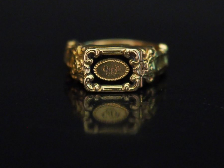 Petite bague Napoléon III dite "à poison" en or jaune et émail noir, à