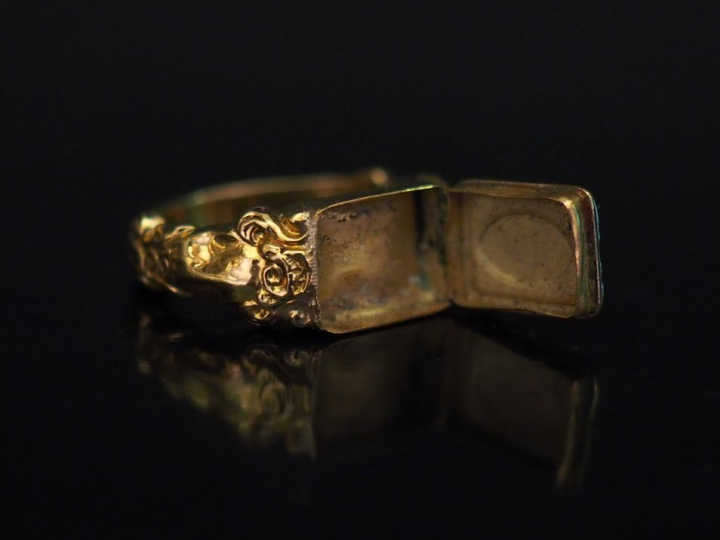 Petite bague Napoléon III dite "à poison" en or jaune et émail noir, à