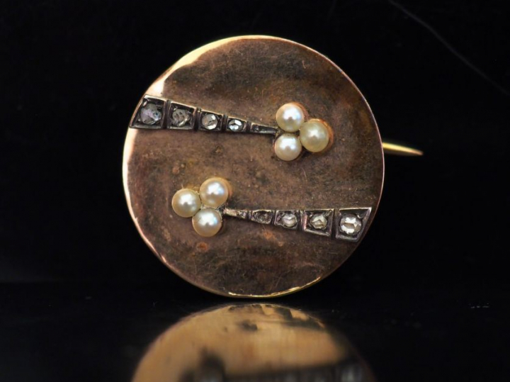 Broche circulaire Napoléon III en or jaune, à décor de deux motifs ser